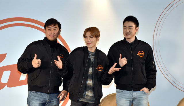 许东琪、萧敬腾与江大成合影 image