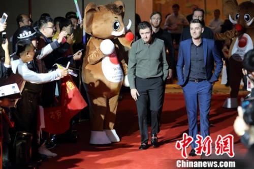 塞尔比(右)与威尔逊(左)亮相红毯。组委会供图 点击进入下一页