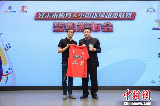 双方互赠礼物。主办方供图 双方互赠礼物。主办方供图